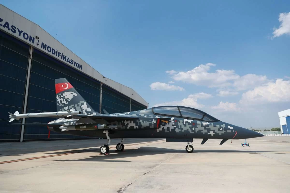 Το τουρκικό εκπαιδευτικό Hurjet στο Farnborough Airshow και το 2022 στον αέρα